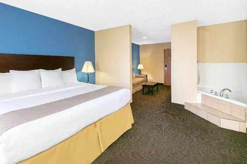 Standard-huone King-vuode, Days Inn By Wyndham Tulsa Central