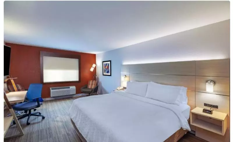 キングサイズベッドのスタンダードルーム, Holiday Inn Express Hotel And Suites Jenks, An Ihg