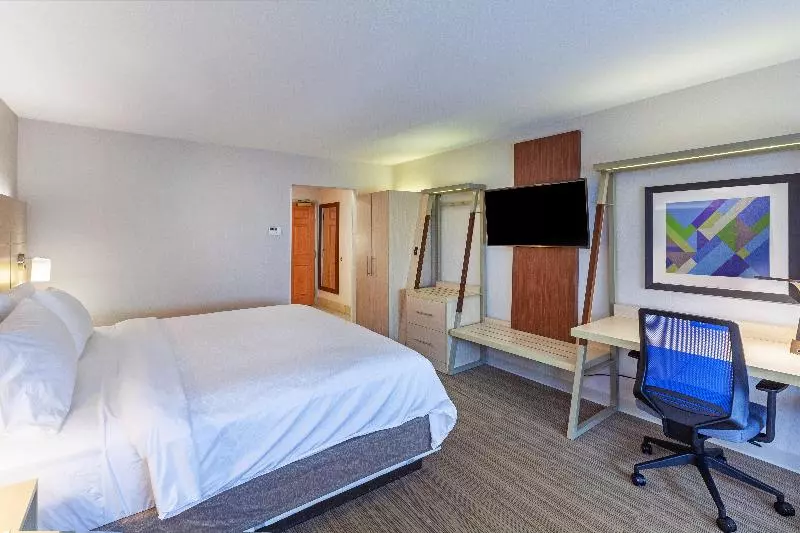 キングサイズベッドのスイートルーム, Holiday Inn Express Hotel And Suites Jenks, An Ihg