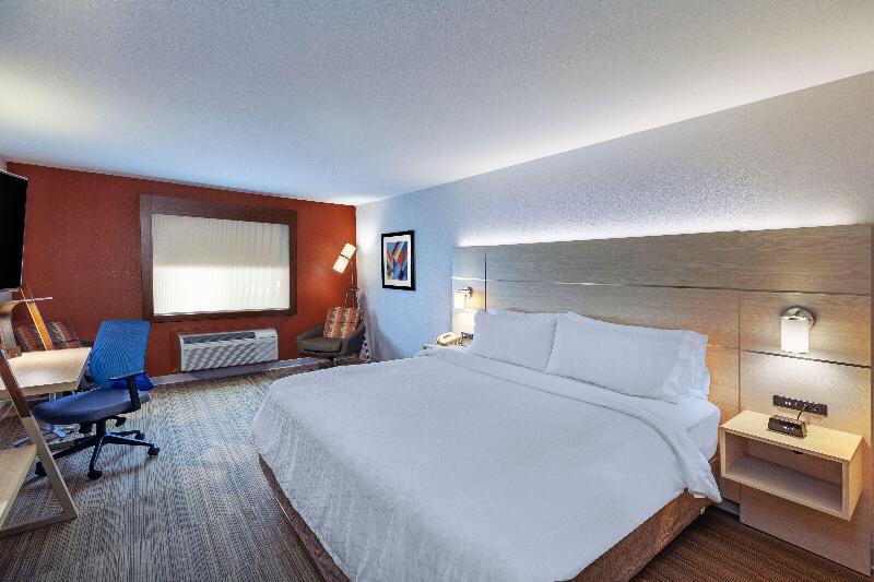 מיטת קינג בסוויטה, Holiday Inn Express Hotel And Suites Jenks, An Ihg