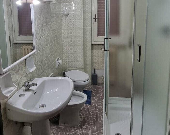 חדר אקונומי לשלושה, Indicatore