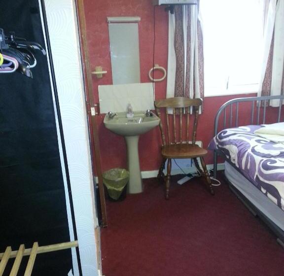 四人标准间, Jesmond International