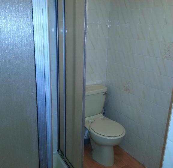 四人标准间, Jesmond International