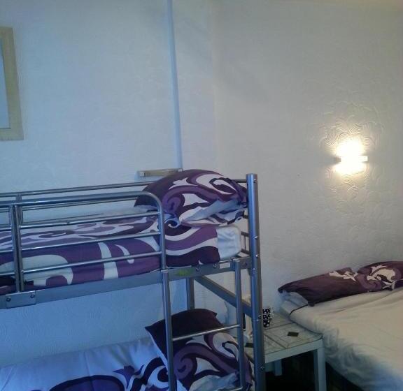 四人标准间, Jesmond International