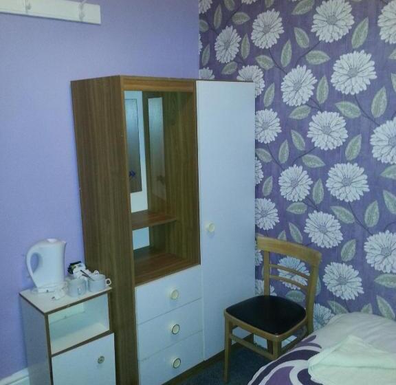 标准单人间共用浴室, Jesmond International