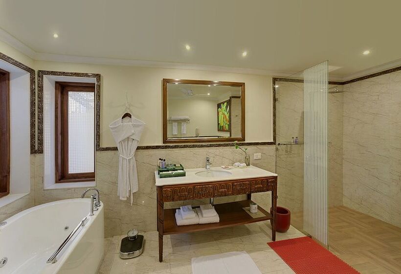 Номер Клуб, Mayfair Lagoon