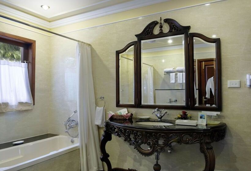 Номер Клуб, Mayfair Lagoon