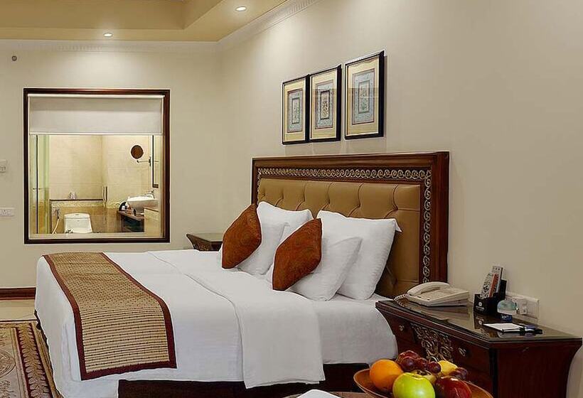 Номер Клуб, Mayfair Lagoon
