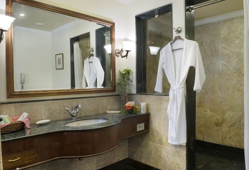 Номер Клуб, Mayfair Lagoon