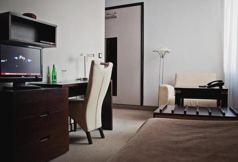 اتاق استاندارد یک نفره, Pod Lwem