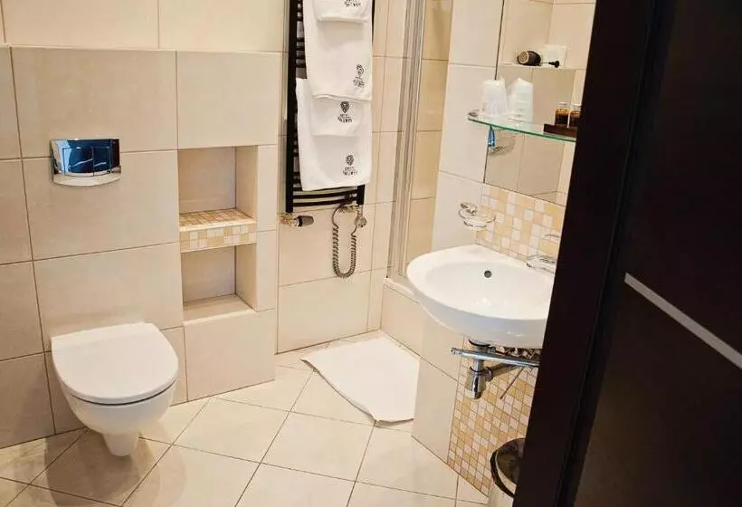 Standard Yhden Hengen Huone, Pod Lwem
