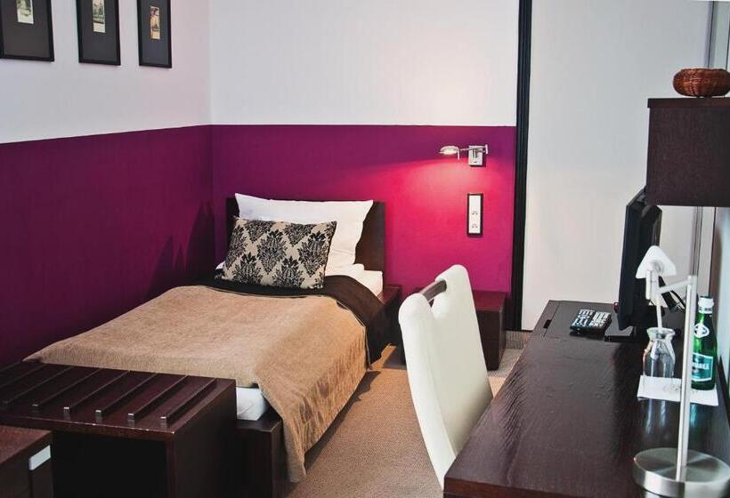 اتاق استاندارد یک نفره, Pod Lwem