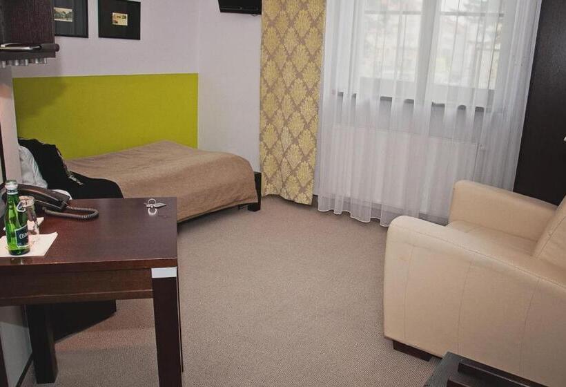 اتاق استاندارد یک نفره, Pod Lwem