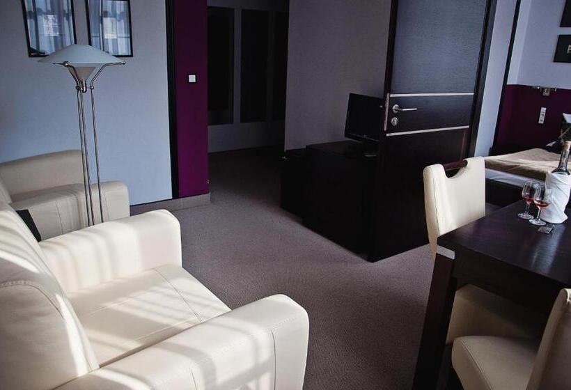 سوییت لوکس, Pod Lwem