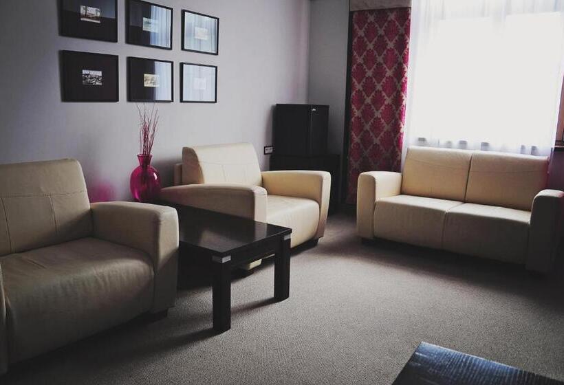 سوییت لوکس, Pod Lwem