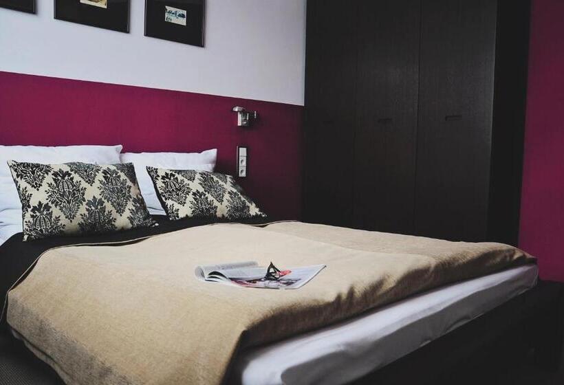 سوییت لوکس, Pod Lwem