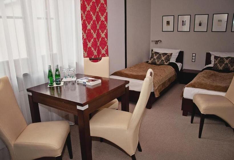 اتاق استاندارد چهار تخته, Pod Lwem