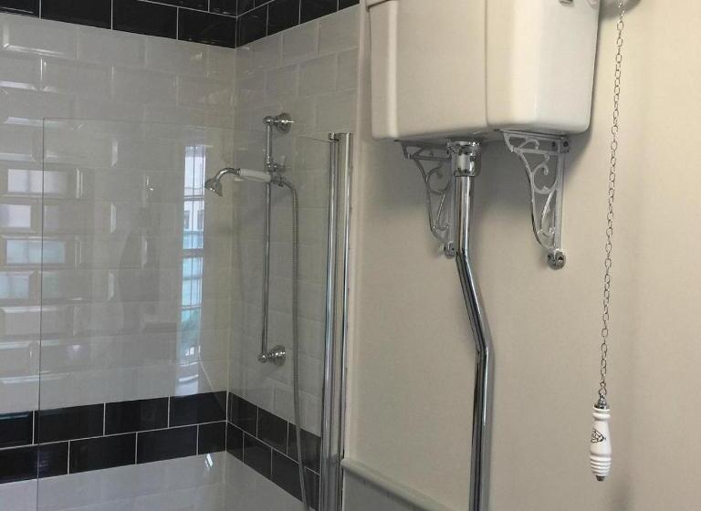 디럭스 룸 킹사이즈 침대, Kings Arms