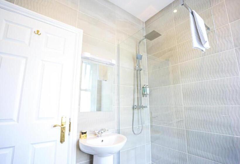 חדר משפחתי נוף לים, The Wellington