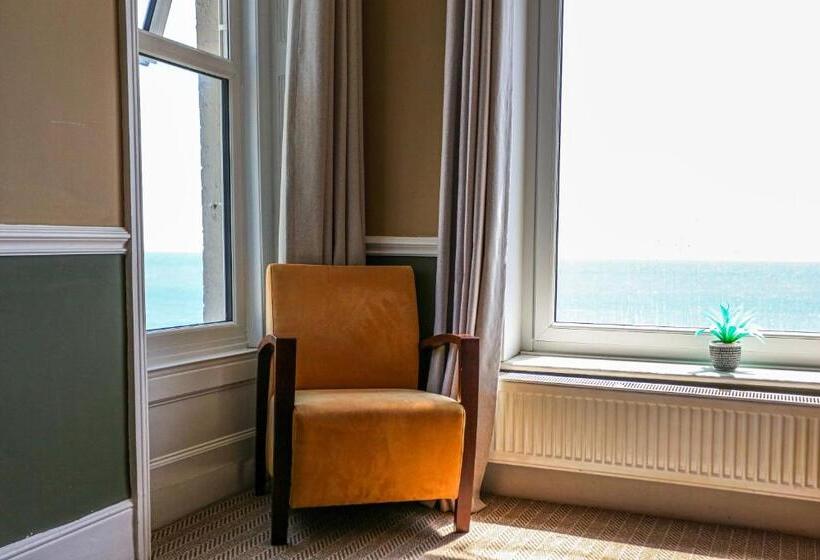 חדר משפחתי נוף לים, The Wellington