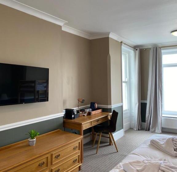 חדר משפחתי נוף לים, The Wellington