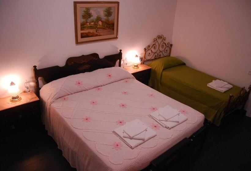 اتاق سه‌نفرۀ استاندارد با سرویس بهداشتی بیرون از اتاق, Casa Mama Guesthouse