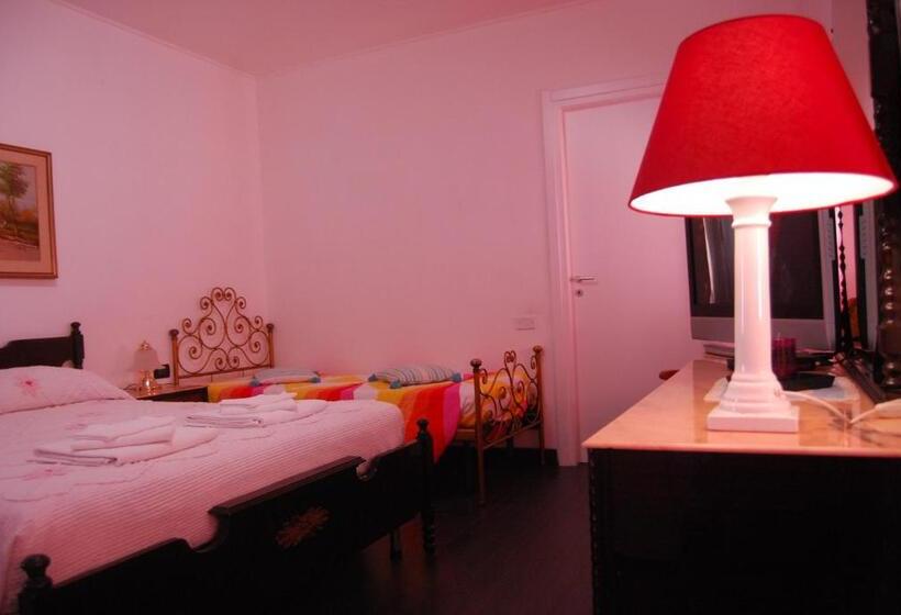 Chambre Triple Standard Salle de bain Extérieure, Casa Mama Guesthouse