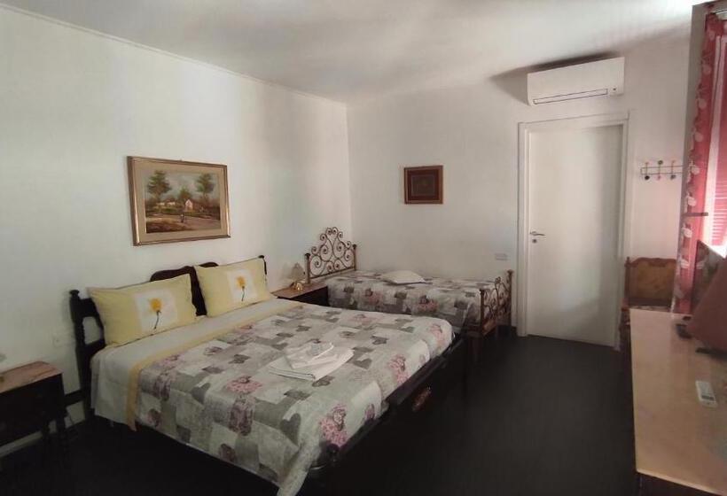 Chambre Triple Standard Salle de bain Extérieure, Casa Mama Guesthouse