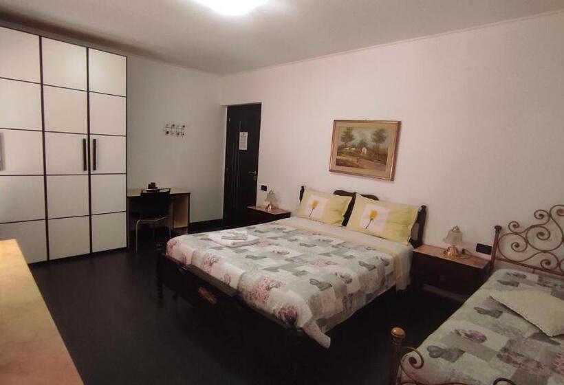 اتاق سه‌نفرۀ استاندارد با سرویس بهداشتی بیرون از اتاق, Casa Mama Guesthouse