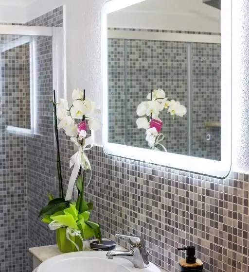 Deluxe Kolmen Hengen Huone, Le Maschere B&b