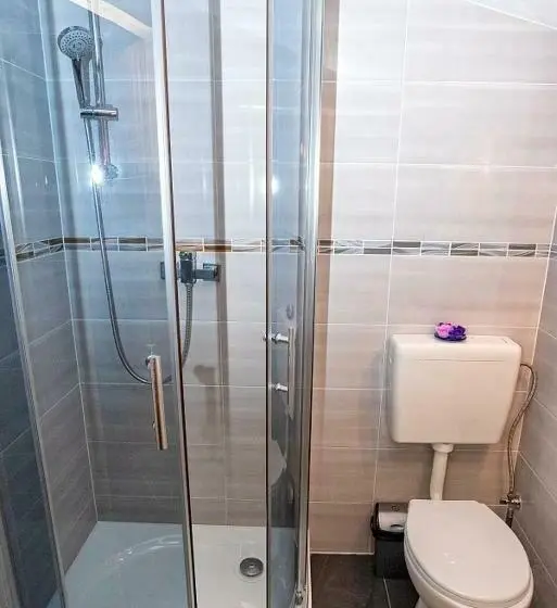 اتاق راحتی سه تخته, Privát U Mara