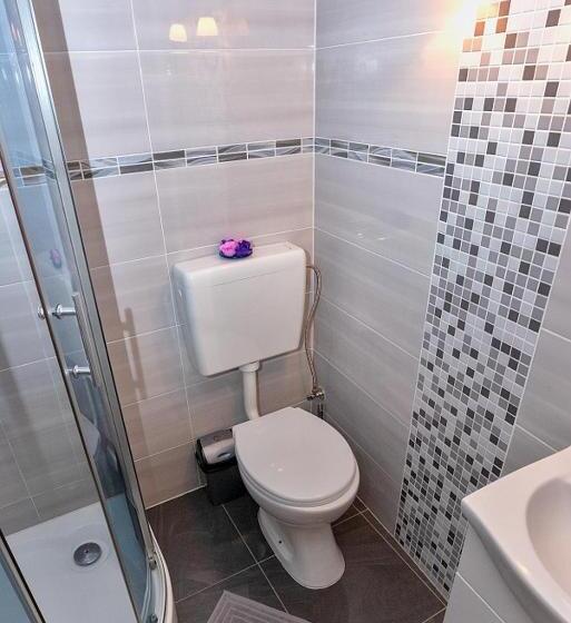 اتاق راحتی سه تخته, Privát U Mara