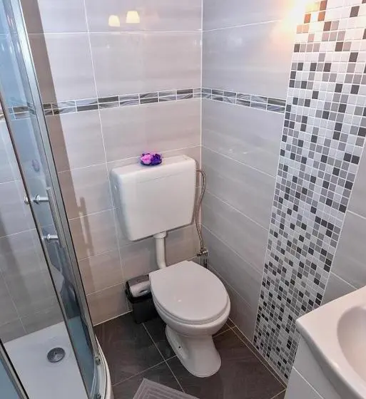 اتاق راحتی سه تخته, Privát U Mara