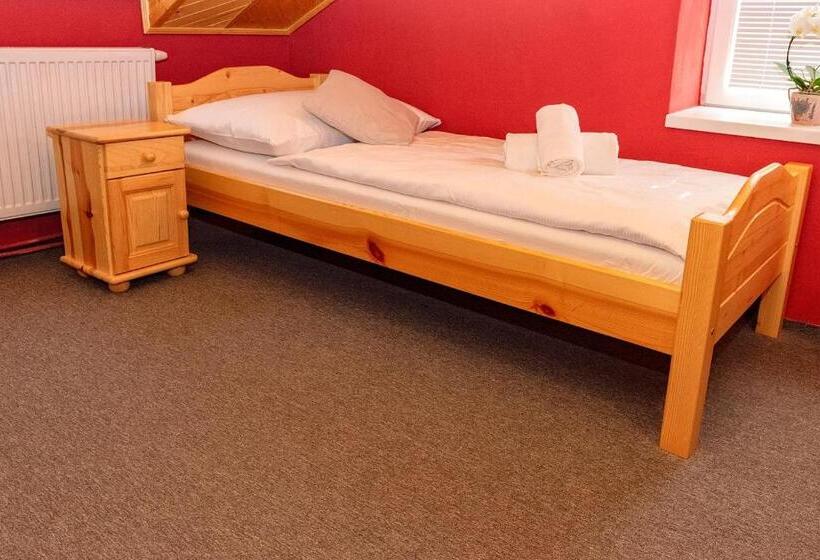 اتاق راحتی سه تخته, Privát U Mara