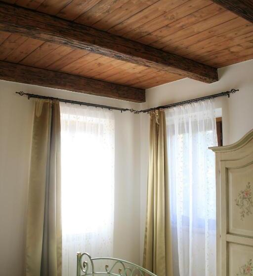 غرفة قياسية مطلّة علي حمام السباحة, Agriturismo Fara