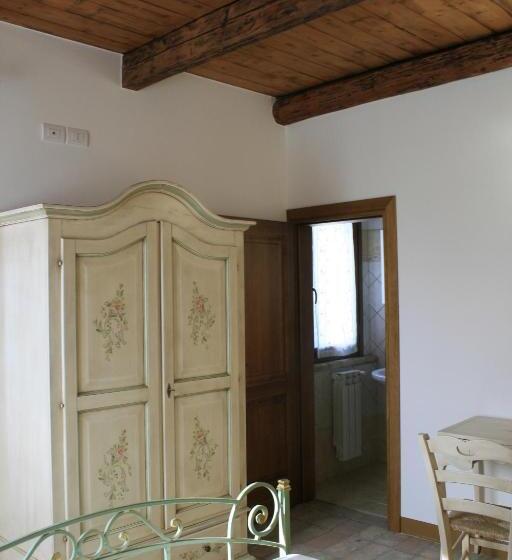 غرفة قياسية مطلّة علي حمام السباحة, Agriturismo Fara