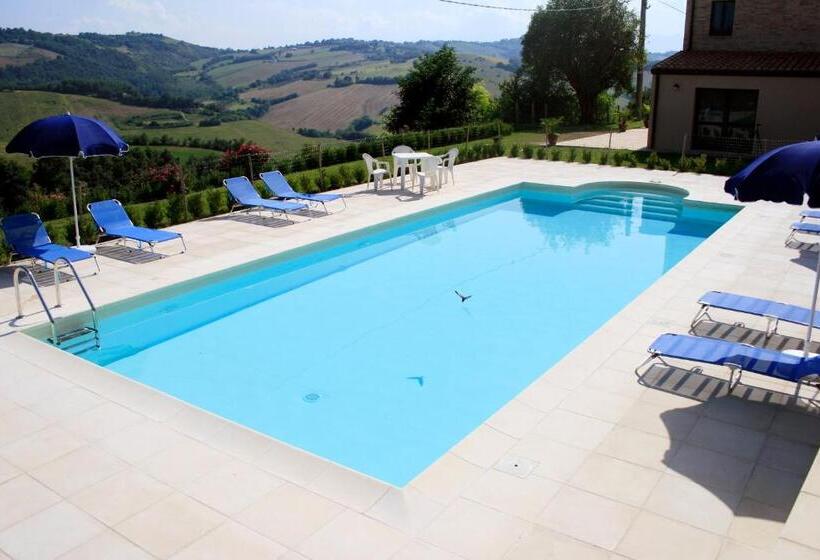 غرفة قياسية مطلّة علي حمام السباحة, Agriturismo Fara