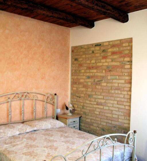 غرفة قياسية مطلّة علي حمام السباحة, Agriturismo Fara