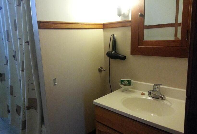 带共用浴室的标准房间, Le Petit Château Montebello B&b