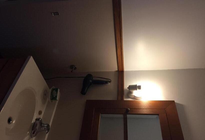 带2个双人床的标准工作室, Le Petit Château Montebello B&b