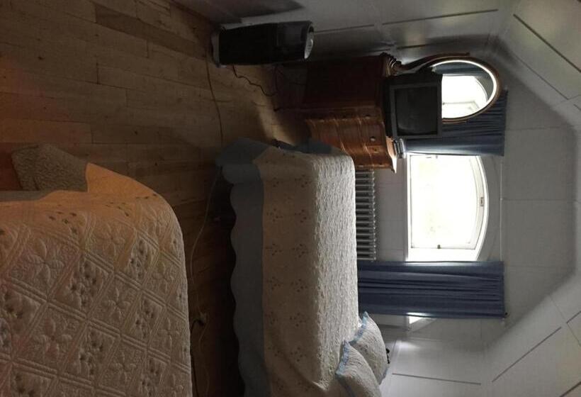 带2个双人床的标准工作室, Le Petit Château Montebello B&b