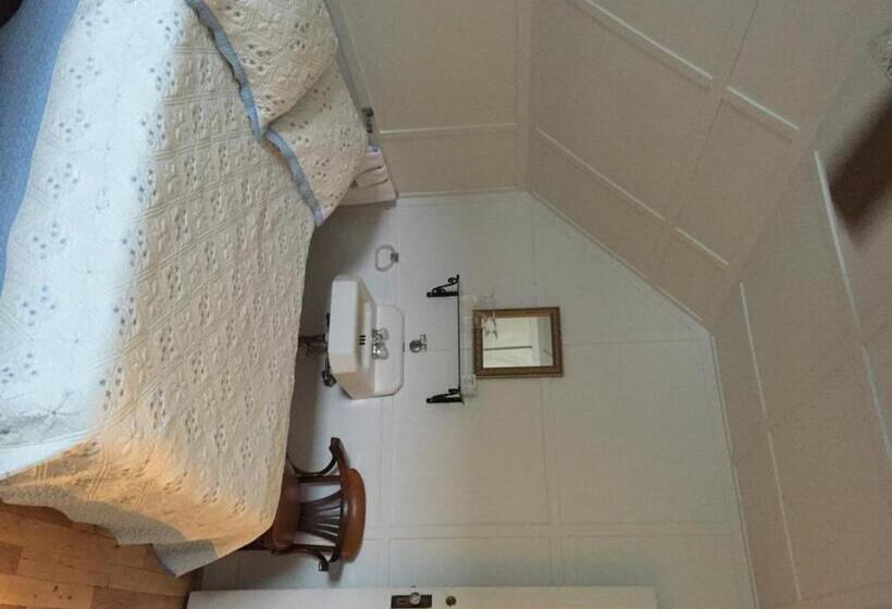 带2个双人床的标准工作室, Le Petit Château Montebello B&b