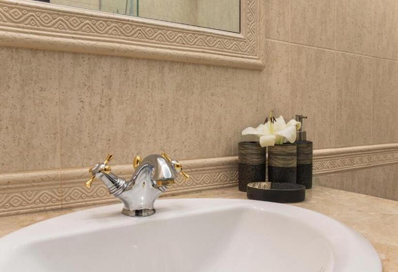 스탠다드 룸, Chiflika Family