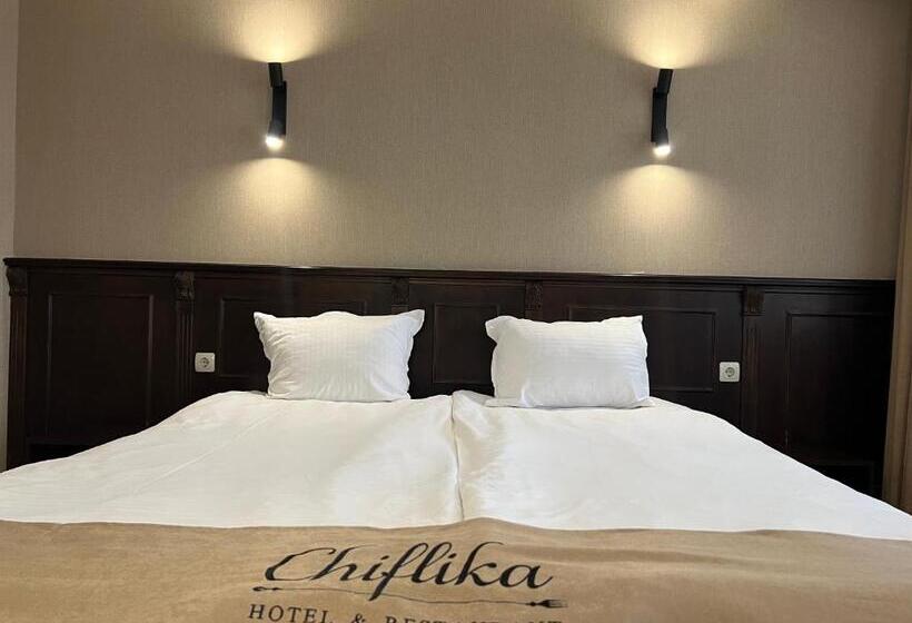 标准间, Chiflika Family