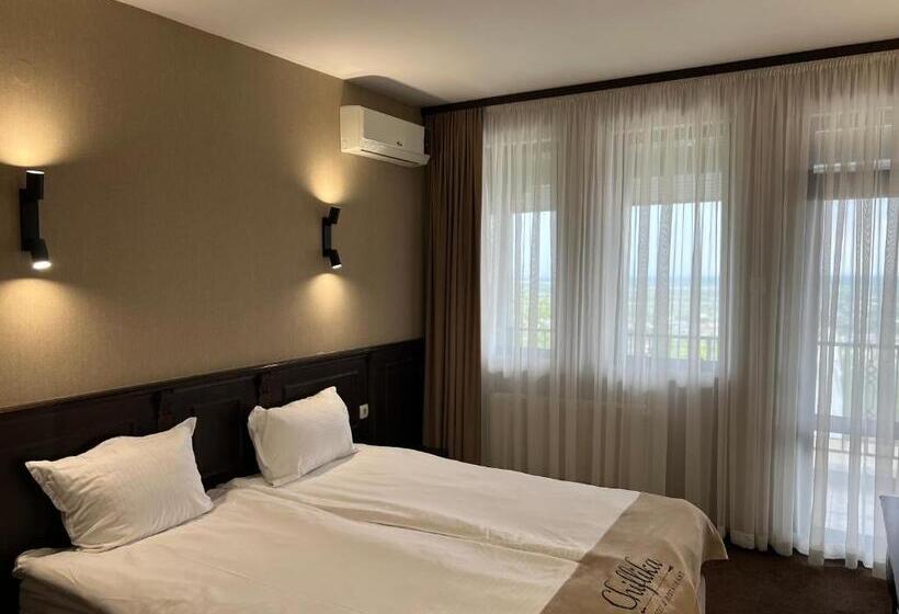 标准间, Chiflika Family