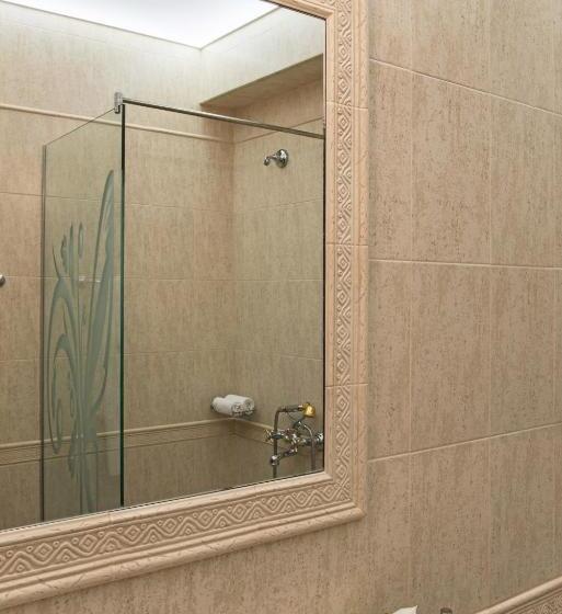 小型套房, Chiflika Family