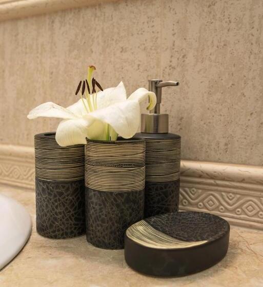 주니어 스위트, Chiflika Family