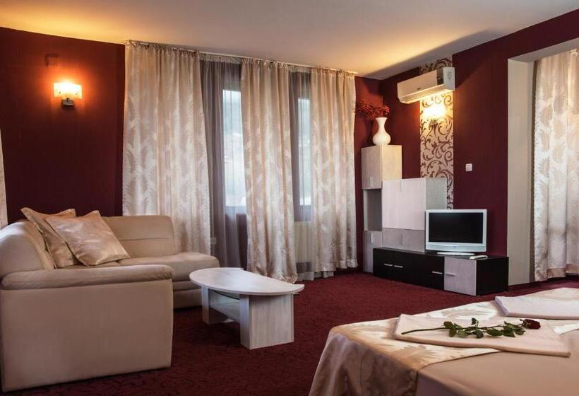 주니어 스위트, Chiflika Family