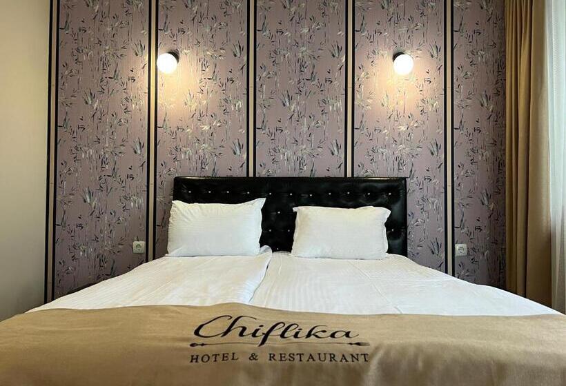 小型套房, Chiflika Family