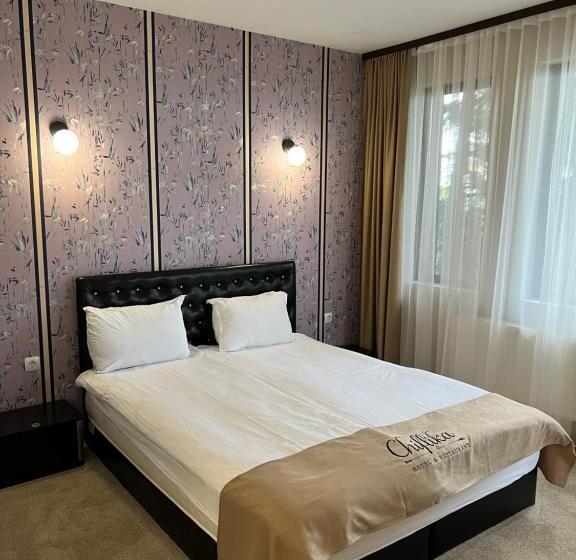 小型套房, Chiflika Family